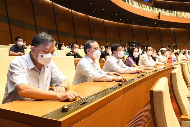 Các đại biểu bấm nút thông qua Nghị quyết về Chương trình giám sát năm 2022