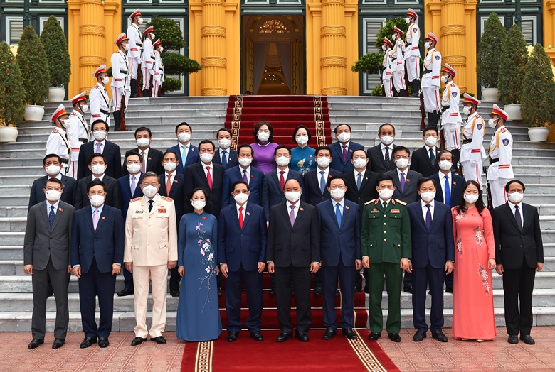 Chủ tịch nước Nguyễn Xuân Phúc, Chủ tịch Quốc hội Vương Đình Huệ và các thành viên Chính phủ khóa XV, nhiệm kỳ 2021-2026.