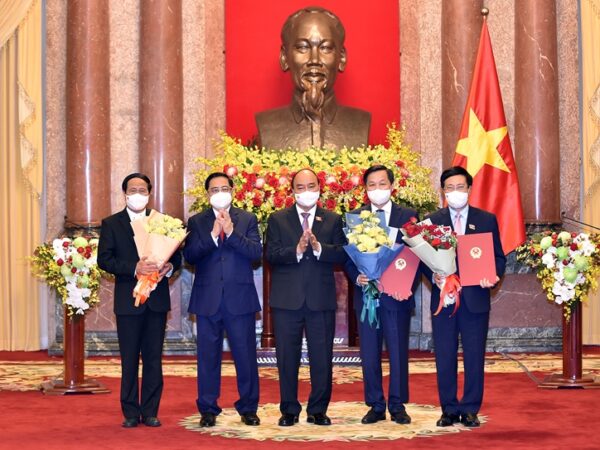 Chủ tịch nước Nguyễn Xuân Phúc trao Quyết định và chúc mừng các Phó Thủ tướng.