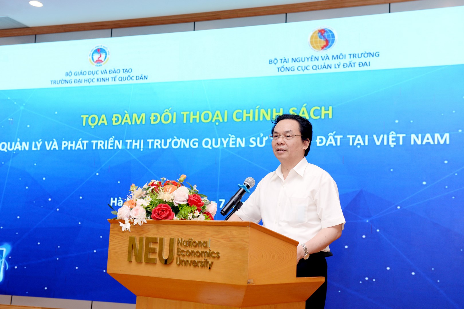 GS.TS. Hoàng Văn Cường - Phó Hiệu trưởng nhà trường phát biểu đề dẫn tại Tọa đàm