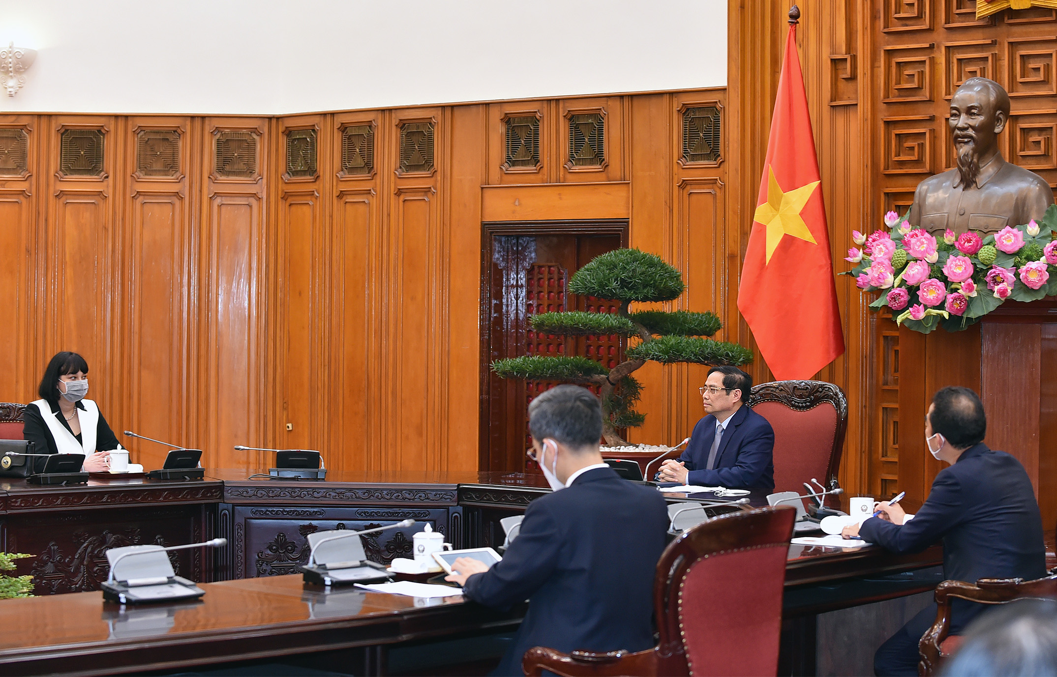 Thủ tướng Phạm Minh Chính trân trọng cảm ơn Chính phủ Romania đã tặng 100.800 liều vaccine Astra Zeneca cho Việt Nam